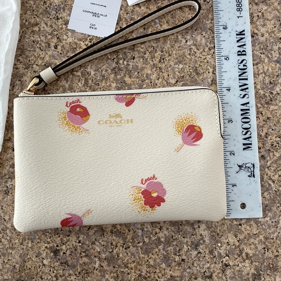 NWT Coach Corner Zip Wristlet Floral (Wristlet Only-Doesn’t Include Dust Bag) - Picture 4 of 17